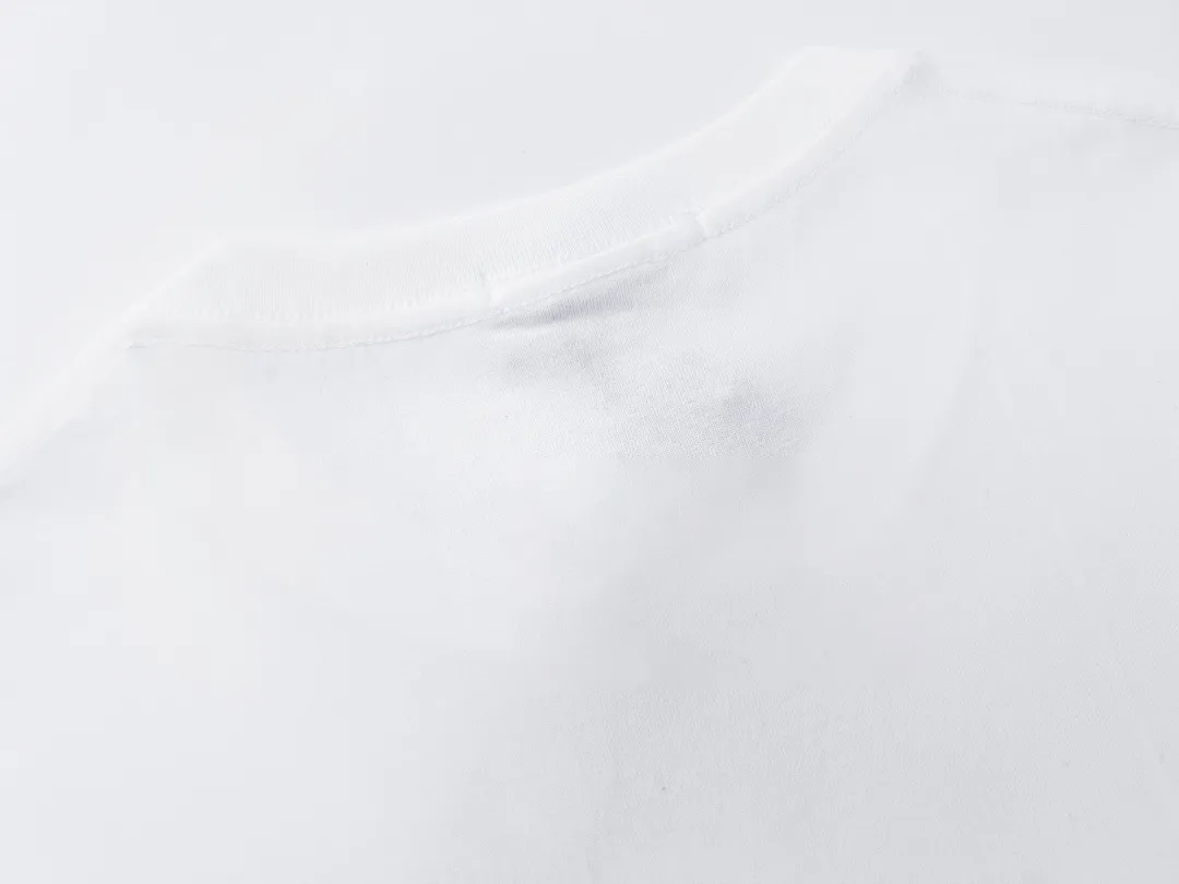 W662#P110💰 [Stone lsland/Stone Island summer twill logo printed short-sleeved T-shirt] ⚠️[Original creation with high control of details] -Made of 230g combed cotton 32-count double yarn, soft and comfortable to the touch, sweat-absorbent and breathable. -Simple basic and versatile style, original single quality, the first choice for couples. -Made by a large factory, four needles and five threads on the shoulder, neat alignment, high quality workmanship. -Same style for men and women, very versatile One piece by hand, the details are clearly visible. Color: Black White Size: M L